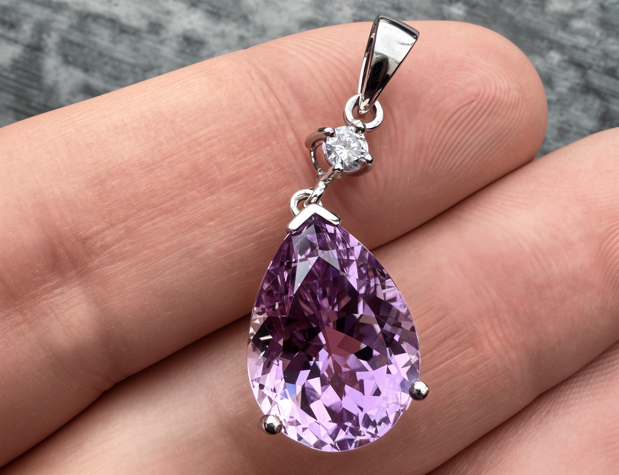 Zlatý přívěsek s kunzitem a diamantem